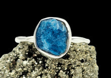 Load image into Gallery viewer, Raw Neon Blue Apatite Ring, Size R, Sterling Silver, Hammered Band, Rough Stone, Electric Blue Gemstone