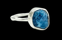 Load image into Gallery viewer, Raw Neon Blue Apatite Ring, Size R, Sterling Silver, Hammered Band, Rough Stone, Electric Blue Gemstone
