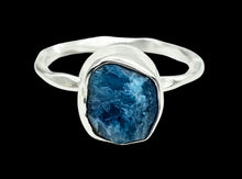 Load image into Gallery viewer, Raw Neon Blue Apatite Ring, Size R, Sterling Silver, Hammered Band, Rough Stone, Electric Blue Gemstone