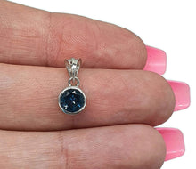 Load image into Gallery viewer, London Blue Topaz Pendant, Sterling Silver, 1.6 carats - GemzAustralia 