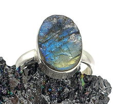 Load image into Gallery viewer, Raw Labradorite Ring, Size 7, Sterling Silver, Oval Shaped, Blue Green Labradorite - GemzAustralia 